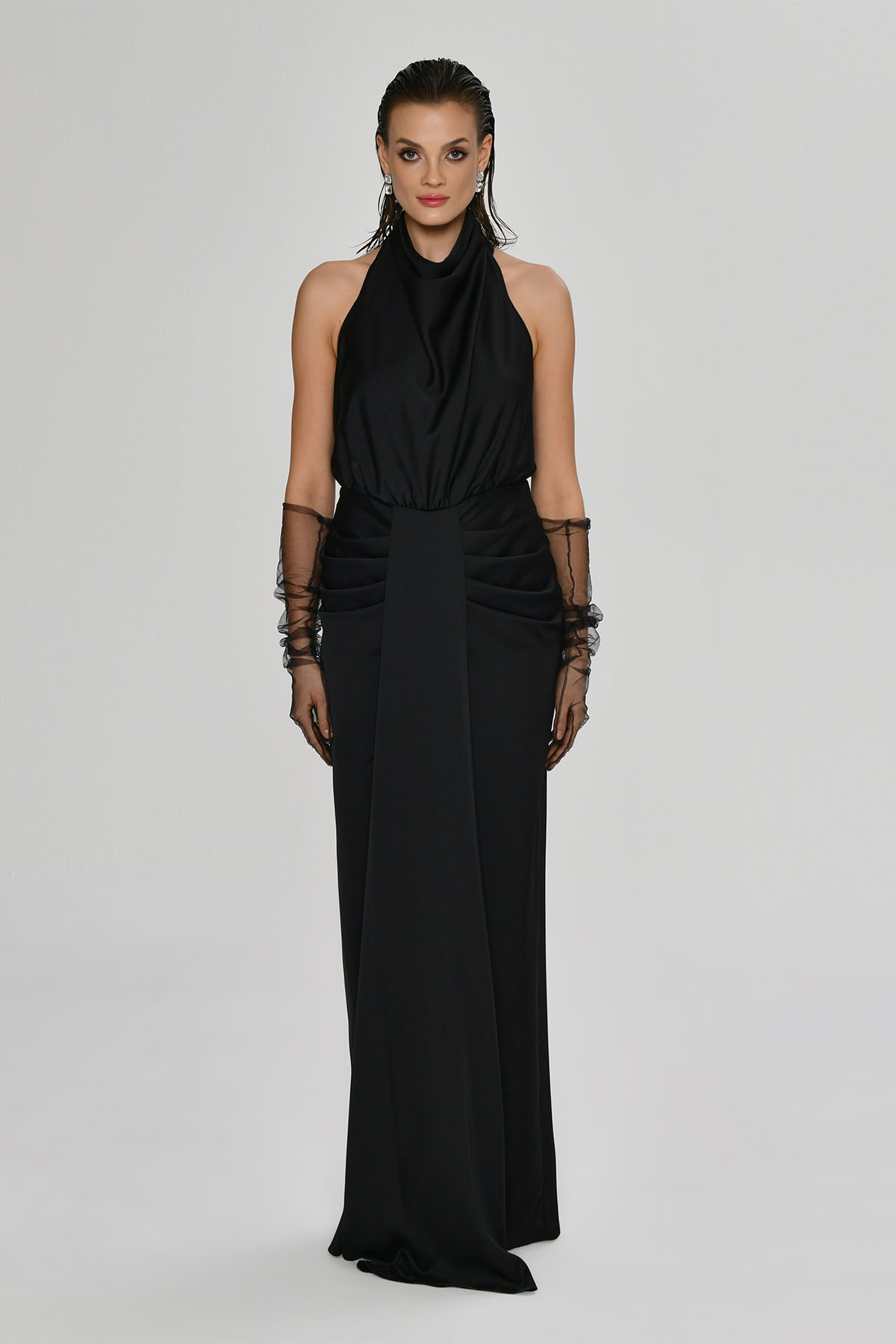 Resim Celia Siyah İpek Saten Yırtmaçlı Sırt Dekolteli Abiye Elbise
