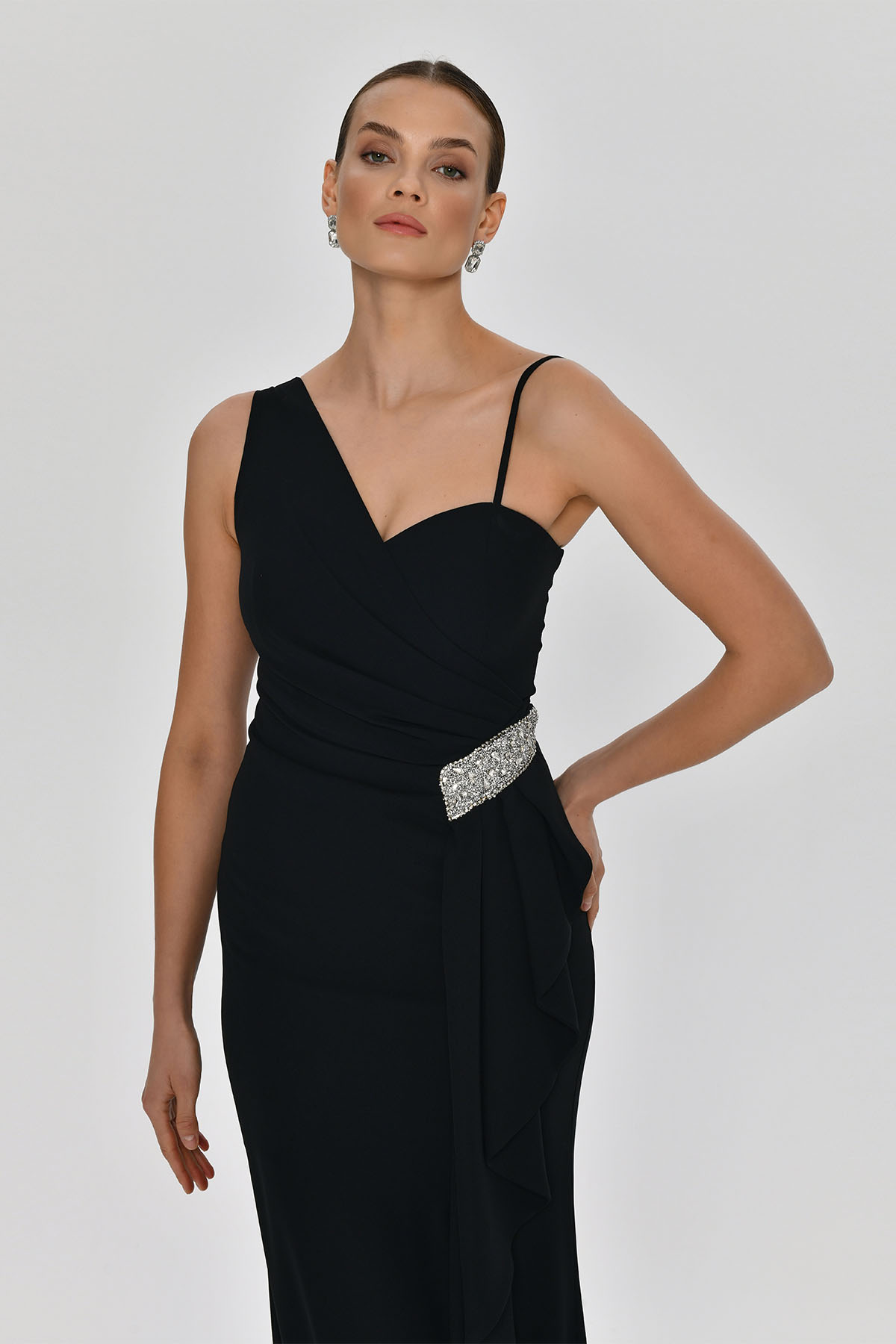 Resim Evie Siyah Yırtmaçlı Aksesuar Detaylı Krep Elbise